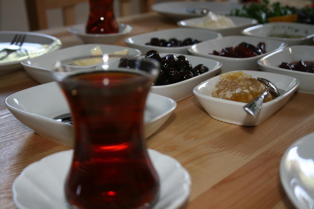 Assos Bohemian Hotel Luaran gambar