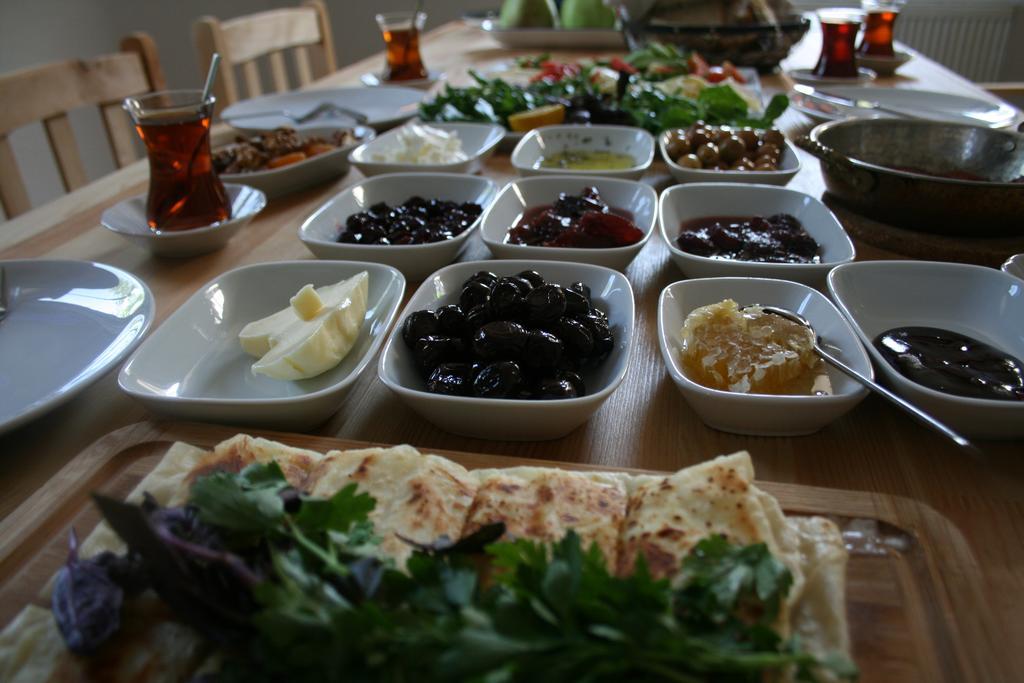 Assos Bohemian Hotel Luaran gambar