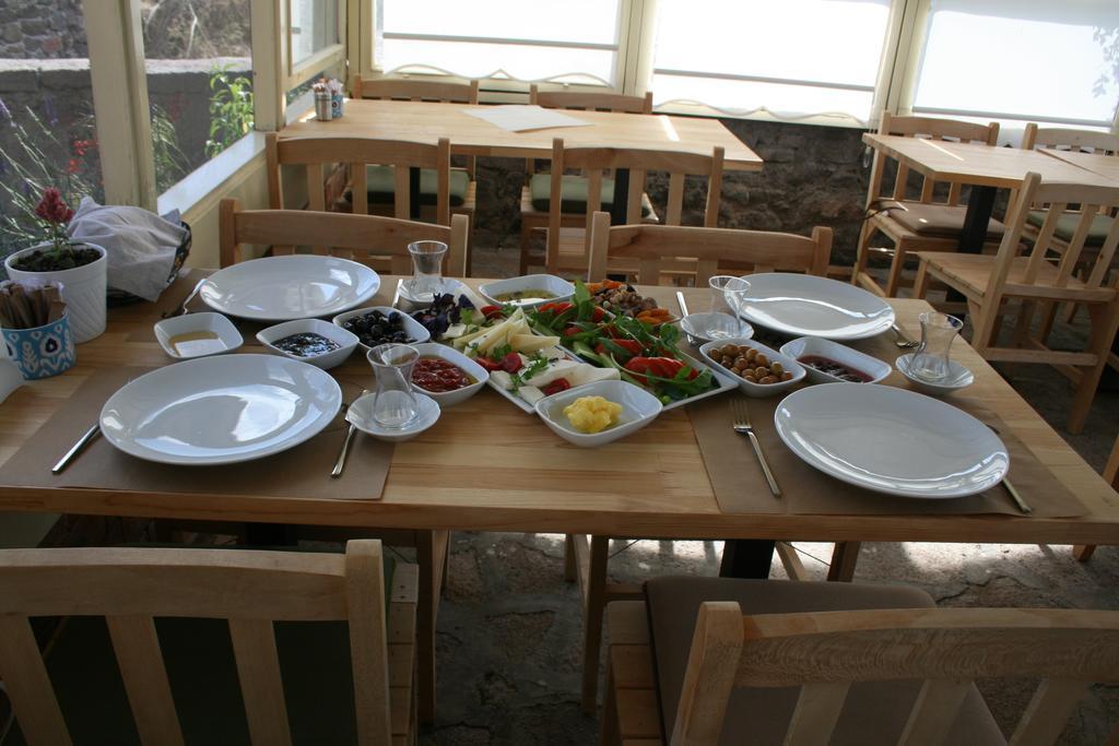 Assos Bohemian Hotel Luaran gambar